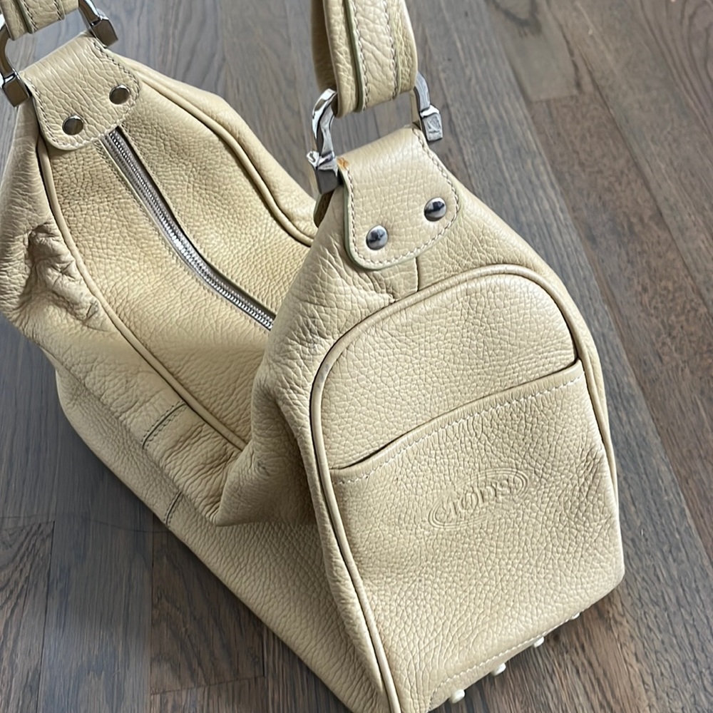Medium size tan Tod’s bag
